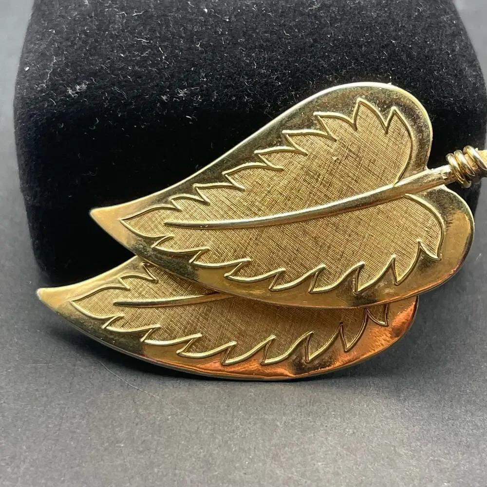 Coro Pegasus Signed Brooch Gold Tone Double Leaf Vintage 2.5